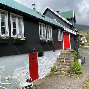 Willa Charming And Authentic Heritage Retreat In Kvivik - Right Next To The River Exterior photo