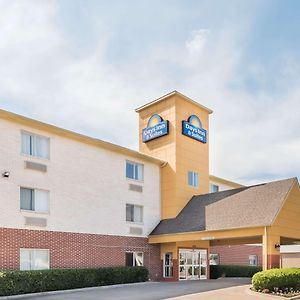 Days Inn & Suites By Wyndham Dallas Exterior photo