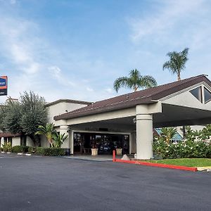 Howard Johnson By Wyndham Fullerton/Anaheim Conference Cntr Exterior photo