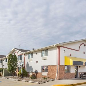 Hotel Super 8 By Wyndham Pontiac Exterior photo