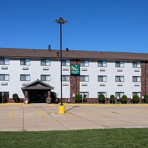 Quality Inn & Suites Bloomington I-55 And I-74 Exterior photo