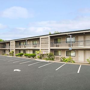 Travelodge By Wyndham Vancouver Lions Gate Exterior photo