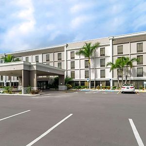 Comfort Inn & Suites St Pete - Clearwater International Airport Exterior photo