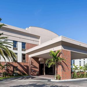 Days Inn & Suites By Wyndham Fort Myers Near Jetblue Park Exterior photo