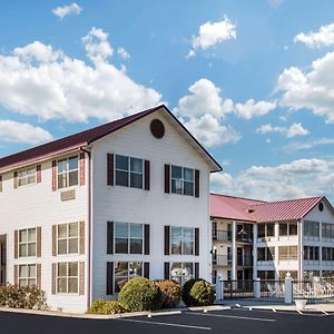 Super 8 By Wyndham Sevierville Riverside Exterior photo