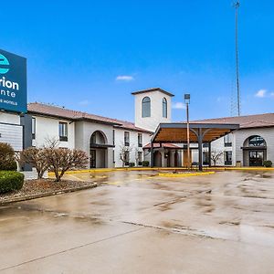 Hotel Clarion Pointe Richmond North Near University Exterior photo