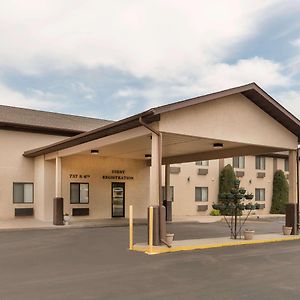Hotel Baymont By Wyndham Hot Springs Exterior photo