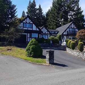 Apartament Quaint Tudor Retreat Nanoose Bay Exterior photo