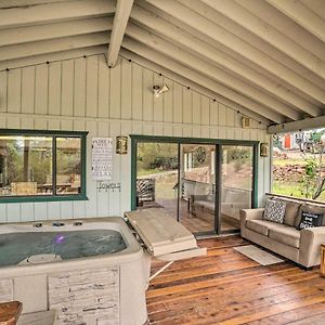 Willa Cozy Pine Retreat With Private Hot Tub And Views Exterior photo