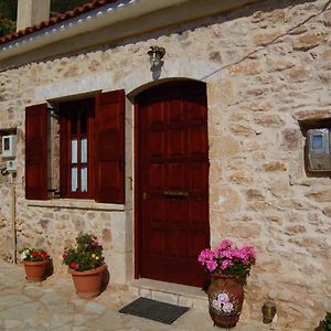 Apartament Sponsor Of The E4 Peloponnese Trail Daras Exterior photo