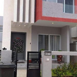2 Bedroom Duplex House - 3 Bathrooms, Balcony , Kitchen, Living Room, - 24 7 Security, Gated, Gym, Pool, Wifi, Dstv, Tema Exterior photo