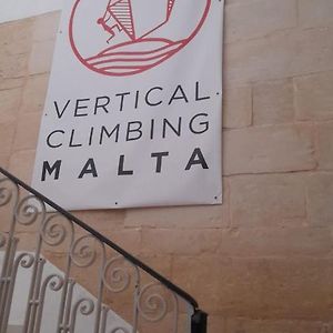 Apartament Vertical Climbing Malta Qrendi Exterior photo