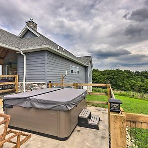 Willa Chic Williamstown Retreat With Pool And Hot Tub! Exterior photo