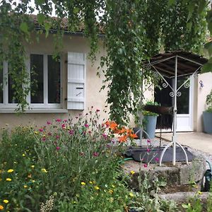 Apartament Le Gite Du Petit Renard: A Tranquil Gite With Pool Oradour-Saint-Genest Exterior photo