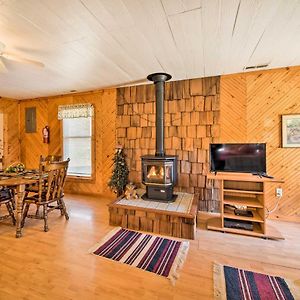 Apartament The Burgundy Cabin Iowa Retreat Pond And Fire Pit Spragueville Exterior photo