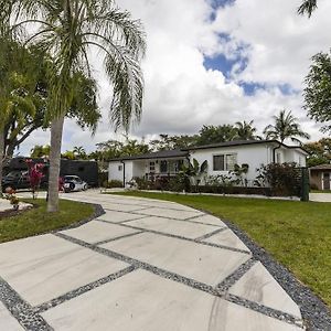 Festive Pool Home With Lots Of Colors And Swag. Miami Exterior photo