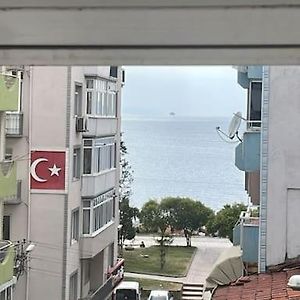 Apartament Cadde Ustu, Deniz Manzarali Ferah Bir Daire Gemlik Exterior photo