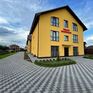 Yellow Apartments Boryspil Exterior photo