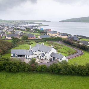 Willa Country Setting In The Middle Of Dingle Town. Exterior photo