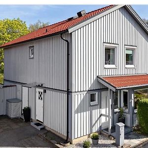 Willa Modern And Luxurious House -13 Min By Train From Gothenburg Surte Exterior photo