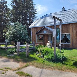 Bed and Breakfast Le Gite Du Gardien Blanc Saint-David-de-Falardeau Exterior photo