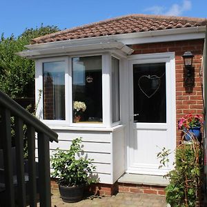 Willa Little Worsley And The Shepherds Hut Ventnor Exterior photo