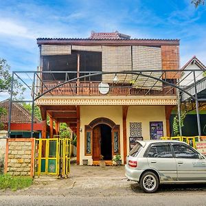 Hotel Oyo Life 92568 Penginapan Joglo Syariah Malang Exterior photo