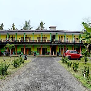 Spot On 92827 Anisah Adil Homestay Syariah Banyuwangi  Exterior photo