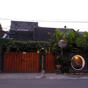 Puri Minggiran Guest House Jogyakarta Exterior photo