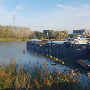 Bed and Breakfast Wheelhouse Euphrate Houseboat Amsterdam Exterior photo