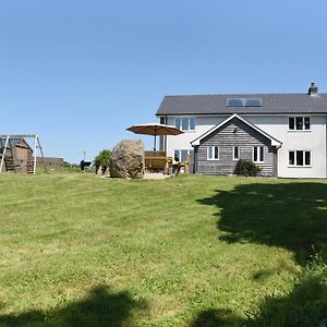 Willa Maen Llwyd Llanyre Exterior photo