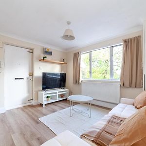 Apartament Lovely Studio Flat In Wimbledon W/ Free Parking Londyn Exterior photo