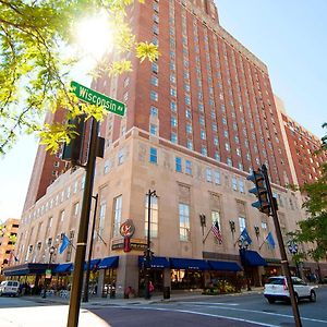 Hotel Hilton Milwaukee Exterior photo