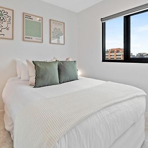 Elegant Collingwood Apartment With City Views Melbourne Exterior photo