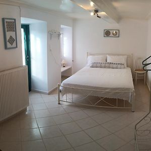 Apartament Το Σπιτάκι Στον Παραδοσιακό Οικισμό Λειβαδίων Άνδρου Ándros Exterior photo