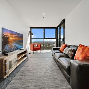 Apartament Chic 1-Bed With Stunning Lake View & Indoor Pool Belconnen Exterior photo