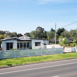 Willa Coppards Rest Geelong Room photo