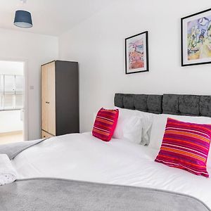 Apartament Impressive 4 Bed House Sleeps 8 Private Parking, Fast Wifi 2X Smart Tvs Netflix & Foosball, Business Travellers Relocaters Leisure Welcome Haversham Exterior photo