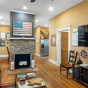 Willa Stockyards Patriot Outpost - Sleeps 8 - Just 3/4 Miles Fort Worth Exterior photo