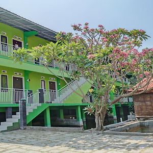 Hotel Oyo Life 92919 Kost Wijaya Kusuma Lake Syariah Madiun Exterior photo