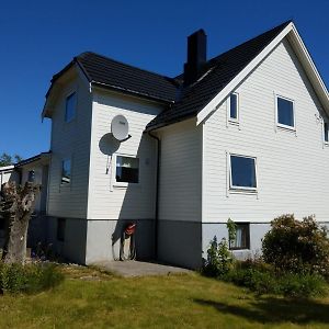 Willa Haus Auf Der Insel Skuloya Ålesund Exterior photo