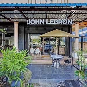 Hotel Collection O 91499 John Lebron House Sagulung Exterior photo