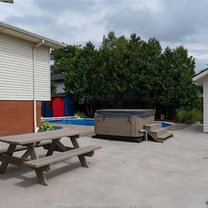 Cozy One Bedroom Windsor Exterior photo