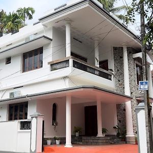 Apartament Hosted By Resmi Jayalal Kochi Exterior photo