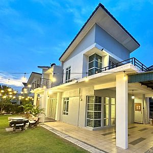 Bnb Casa Grande At Rawang - Spacious, 15 Pax And Wifi Exterior photo