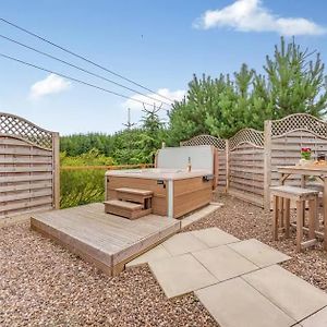 Willa Lochinvar - Clydesdale Log Cabin With Hot Tub Airdrie Exterior photo