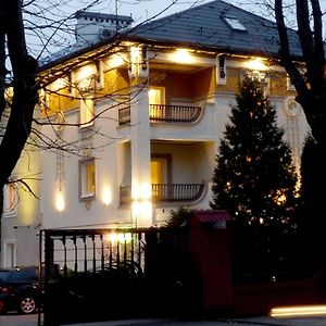 Three-Bedroom Apartment Lychakivskyi Lwów Exterior photo