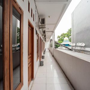 Hotel RedDoorz Syariah near Jatisampurna Hospital Bekasi Exterior photo
