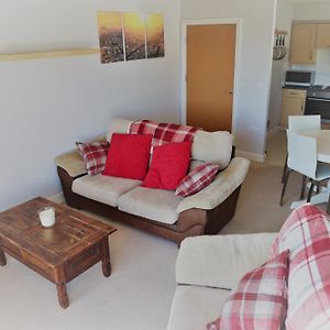 Apartament 2Br Apt In Crawley W Parking - Near Gatwick Exterior photo