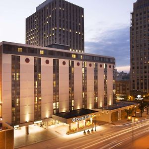 Hotel Doubletree By Hilton Milwaukee Downtown Exterior photo